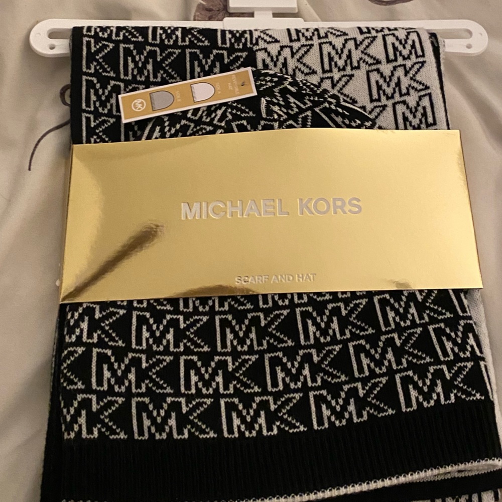 Michael Kors hat + scarf